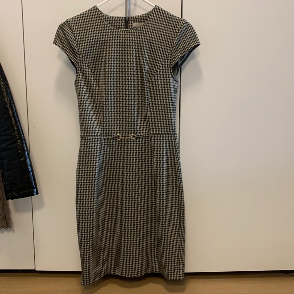 H&M Black/White Houndstooth Dress (mid-length), Size US 2. (Capped sleeve)